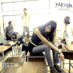 Dengarkan เมื่อไหร่จะกลับ lagu dari Yarinda dengan lirik