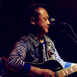 Dengarkan lagu 我爱这土地 nyanyian 红日 dengan lirik