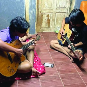 ดาวน์โหลดและฟังเพลง แด่เธอแม่เนื้อหอมผู้ครอบครองโลกทั้งใบและใจของผม(ชีวรินท์ X ห้องคุณตา) พร้อมเนื้อเพลงจาก ชีวรินท์