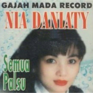 收聽Nia Daniaty的Semua Palsu歌詞歌曲