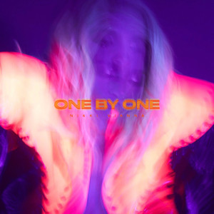 Nikki Vianna的專輯One By One