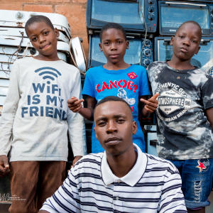 ดาวน์โหลดและฟังเพลง SOS Intro (feat. Blacklazarus) พร้อมเนื้อเพลงจาก JBeats