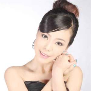 Dengarkan lagu 为你守侯 nyanyian 白晶 dengan lirik