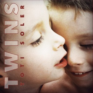 ดาวน์โหลดและฟังเพลง Twins พร้อมเนื้อเพลงจาก Toti Soler