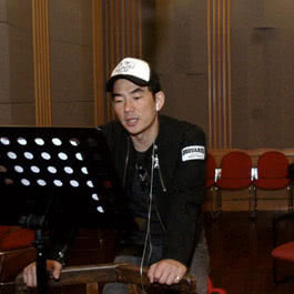 Dengarkan lagu Yan Qian De Wo (feat. Fang Zhi Yun) nyanyian 赵治德 dengan lirik