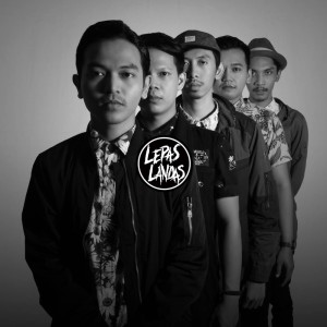 Album Petrichor oleh Lepas Landas