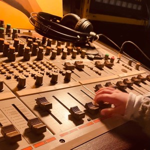 Dengarkan lagu BaguJazz nyanyian Phanton dengan lirik
