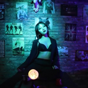 Listen to 夜 (完整版) song with lyrics from 皮彩力