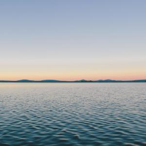 Dengarkan lagu Dark nyanyian Sunray dengan lirik