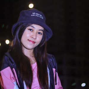 Dengarkan lagu Bismilah Cinta nyanyian Tami Aurelia dengan lirik