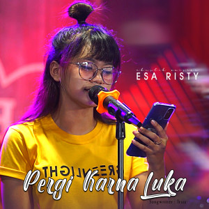 ดาวน์โหลดและฟังเพลง Pergi Karna Luka พร้อมเนื้อเพลงจาก Esa Risty
