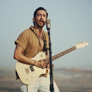 ดาวน์โหลดและฟังเพลง Alien พร้อมเนื้อเพลงจาก Dennis Lloyd