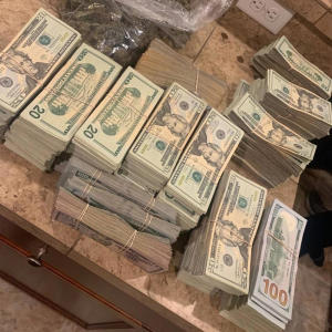 收聽Vuittonion的Singapore (feat. ayegeneral) (Explicit)歌詞歌曲