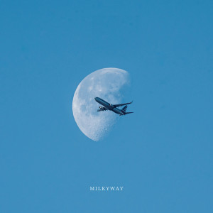 Listen to 망가진 비행기 song with lyrics from 밀키웨이