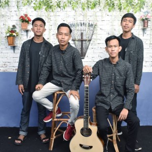 Dengarkan lagu Rindu nyanyian Triple A'k dengan lirik