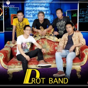 ดาวน์โหลดและฟังเพลง Surga Untukmu Ibu พร้อมเนื้อเพลงจาก D'Rot Band