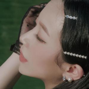 Dengarkan lagu Luv Me 4ever (feat. 이한울) nyanyian Roha dengan lirik