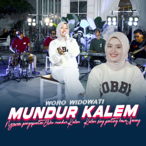 收聽Woro Widowati的Mundur Kalem歌詞歌曲