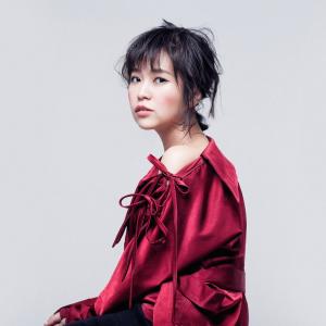Listen to 等一朵花长出翅膀 song with lyrics from 徐苑