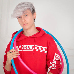 Dengarkan lagu Hula Hoop nyanyian Monte dengan lirik