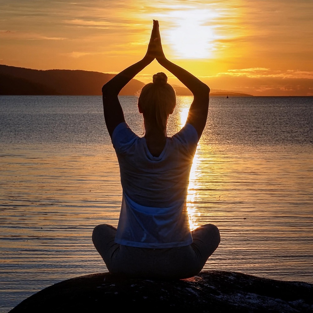 Con Una Calma Espiritual Y Reflexión Silenciosa