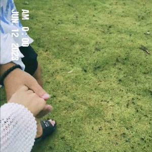 收聽HAWKCRY的ขอให้โลกใบนี้ใจดีกับเธอทุกวัน歌詞歌曲