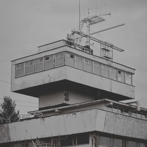 Airoe的專輯He was not afraid of death because he did not feel alive.