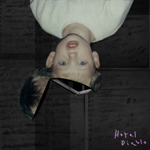 ดาวน์โหลดและฟังเพลง I Think I'm OKAY พร้อมเนื้อเพลงจาก Machine Gun Kelly