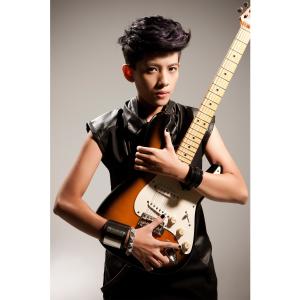 Dengarkan lagu 女王的条件 nyanyian 曾静玟 dengan lirik