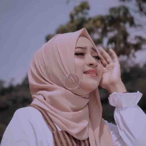 Dengarkan lagu Sebatas Teman nyanyian Vany Thursdila dengan lirik