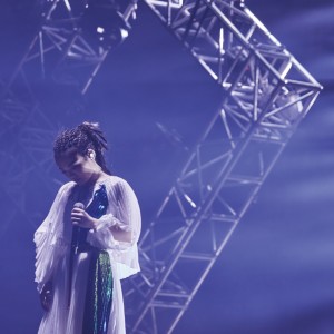 ดาวน์โหลดและฟังเพลง 灰色 (Live) พร้อมเนื้อเพลงจาก Lala Hsu