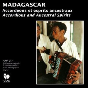 ดาวน์โหลดและฟังเพลง Antaisaka tromba พร้อมเนื้อเพลงจาก Sofera des Antaisaka