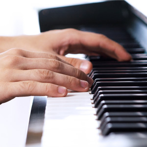 Dengarkan lagu Fall in Love nyanyian Jurrivh dengan lirik