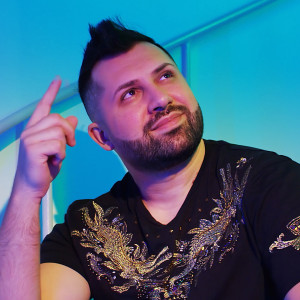 收聽Danezu的O carte despre iubire歌詞歌曲