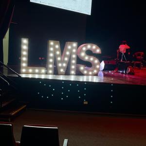 ดาวน์โหลดและฟังเพลง Simplemente Gracias (feat. Jhonatan Martínez) พร้อมเนื้อเพลงจาก Lima Music Studio