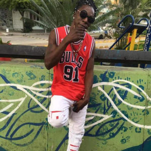 ดาวน์โหลดและฟังเพลง Un movimiento como casa de narco พร้อมเนื้อเพลงจาก THE KING BLACK EL EXCLUSIVO