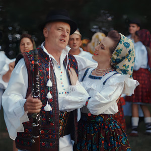 Listen to Cât Ai Cui Zice Părinte song with lyrics from Oana Font