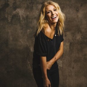ดาวน์โหลดและฟังเพลง All Alright พร้อมเนื้อเพลงจาก Lindsay Ell
