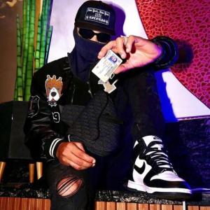 收聽momo black rd的Ese cuero si es mala歌詞歌曲