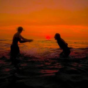ดาวน์โหลดและฟังเพลง SUMMER / HIDEAWAY พร้อมเนื้อเพลงจาก Daniel West