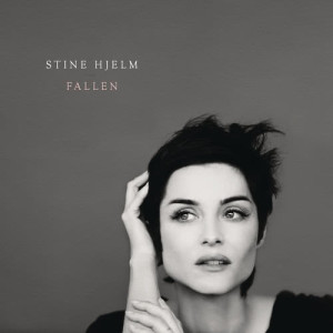 收聽Stine Hjelm的Fallen歌詞歌曲