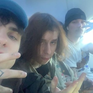 Dengarkan lagu Close to Me (Explicit) nyanyian Capoxxo dengan lirik