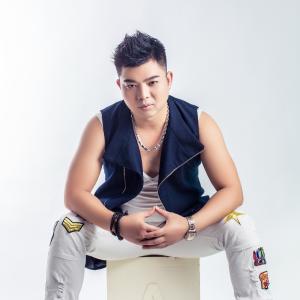 Dengarkan lagu 真兄弟真朋友 (完整版) nyanyian 张延 dengan lirik