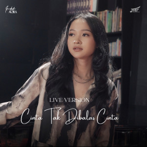 ดาวน์โหลดและฟังเพลง Cinta Tak Dibalas Cinta (Live Version) พร้อมเนื้อเพลงจาก Indah Aqila
