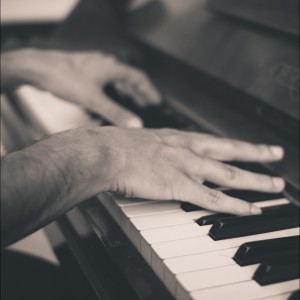 Dengarkan lagu Calming Piano (Romantic Piano Music) nyanyian Relaxing Piano Music Consort dengan lirik