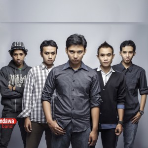 Dengarkan Semakin Cinta lagu dari Pandawa Lima Band dengan lirik