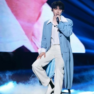 收听AmyYAN的轰炸 (cover: 杨坤|马嘉祺) (Live)歌词歌曲