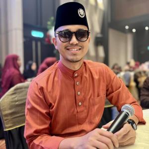 ดาวน์โหลดและฟังเพลง Lemak Manis พร้อมเนื้อเพลงจาก Haziq Rosebi
