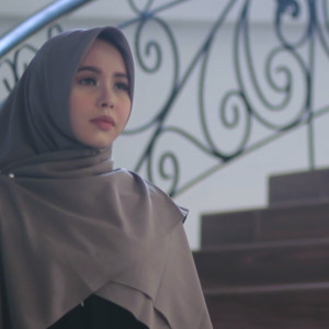 ดาวน์โหลดและฟังเพลง Akhir Sebuah Kisah พร้อมเนื้อเพลงจาก Vanny Vabiola