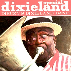 ดาวน์โหลดและฟังเพลง Ol' Man River พร้อมเนื้อเพลงจาก Dieuzy's Dixieland Band